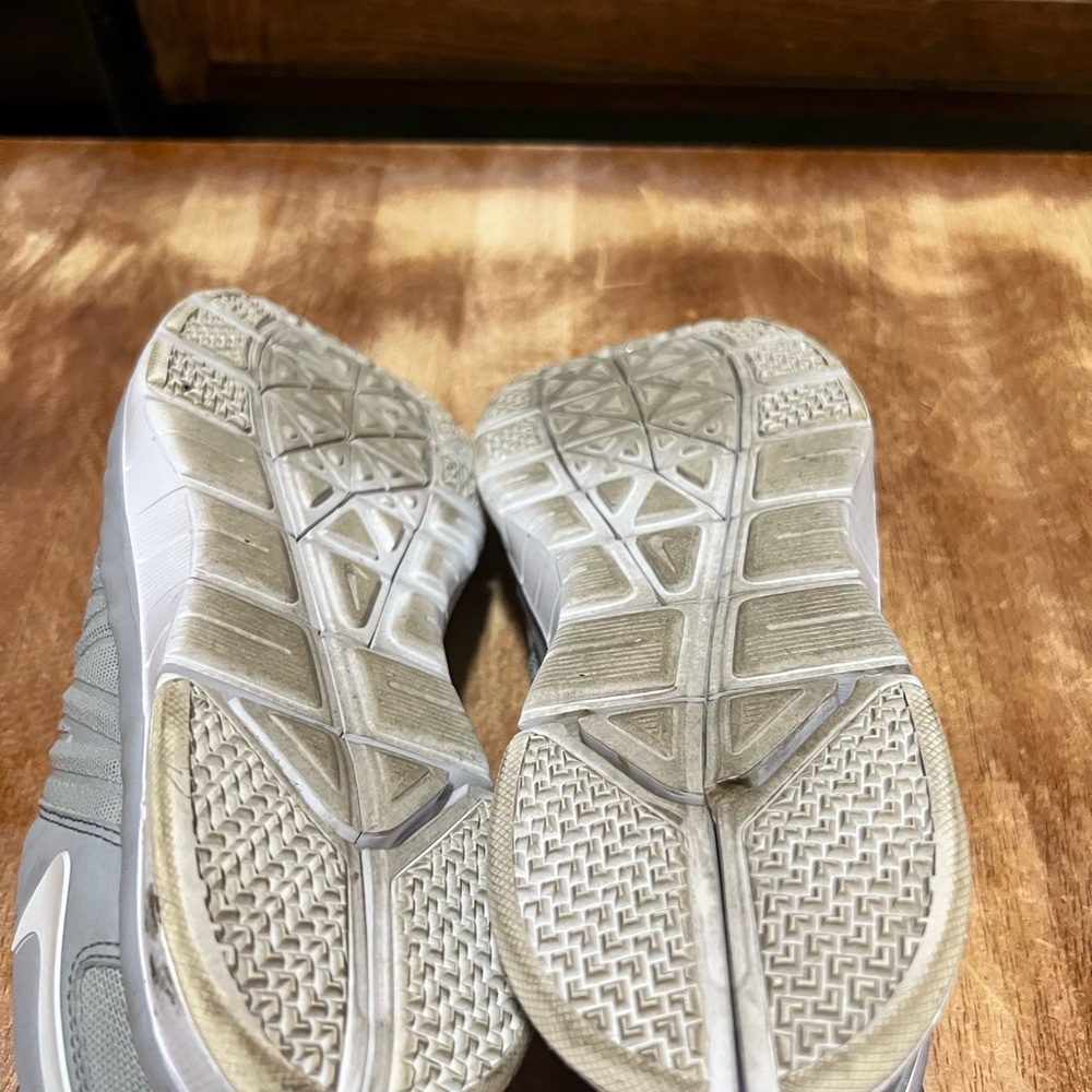 Mens size 7.5 grey nike free tennis shoes - Picture 4 of 6